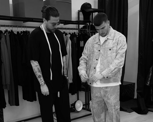 Le ultime tendenze dell’abbigliamento luxury maschile e come integrarle in un guardaroba su misura